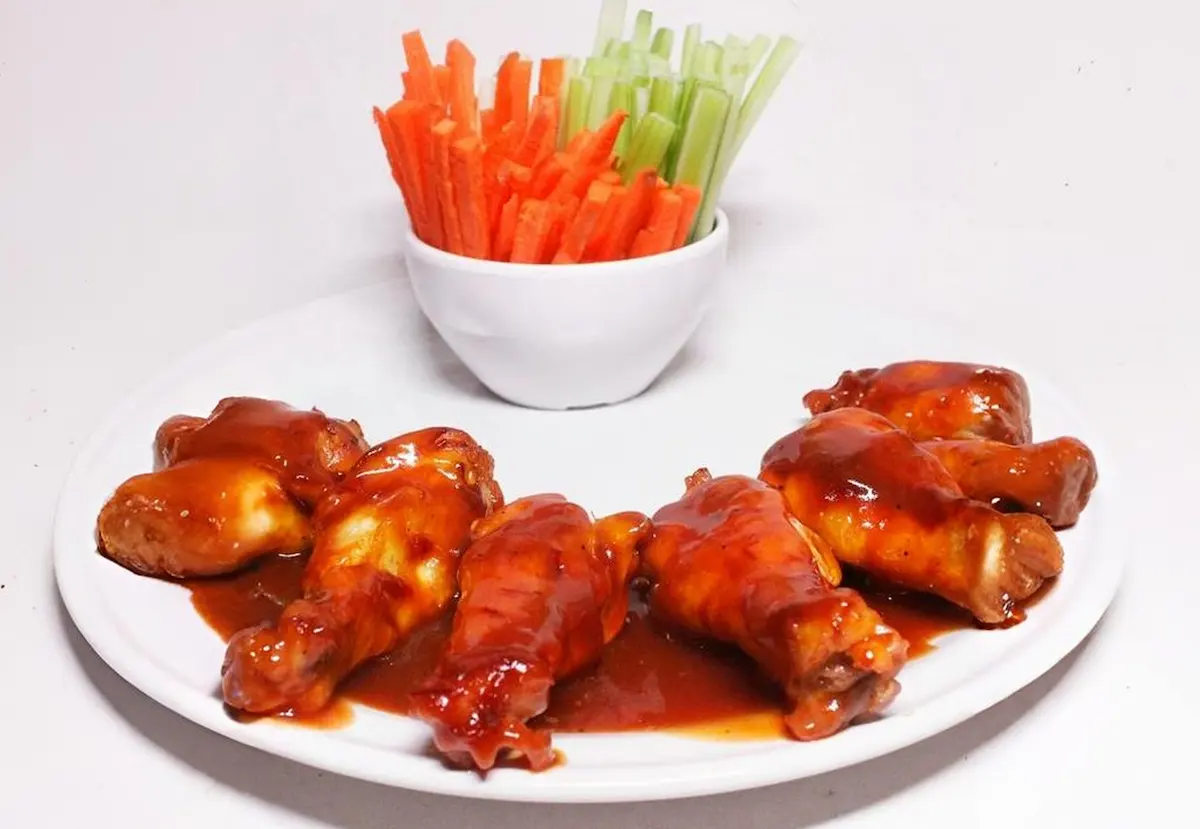 6 alitas de barbecue con ensalada de Damero sanguchería