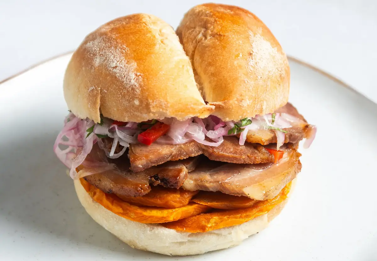 Pan con chicharrón de Damero Sanguchería