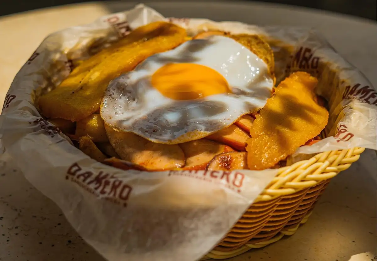Salchipapa a lo pobre de Damero Sanguchería